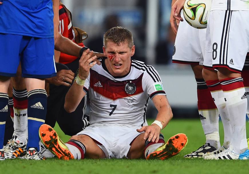 Schweinsteiger insanguinato dopo aver ricevuto un colpo. Getty
